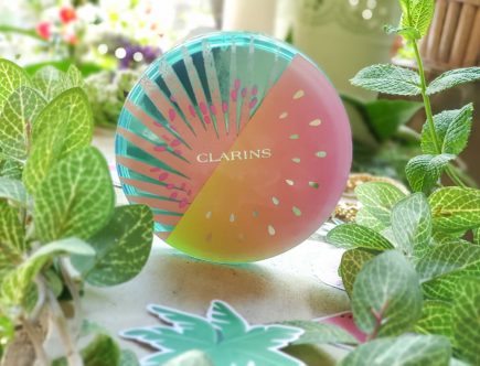 Un teint halé naturel et homogène avec la poudre soleil effet bonne mine Clarins