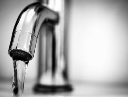 Des astuces pour enfin enlever le calcaire de votre salle de bain