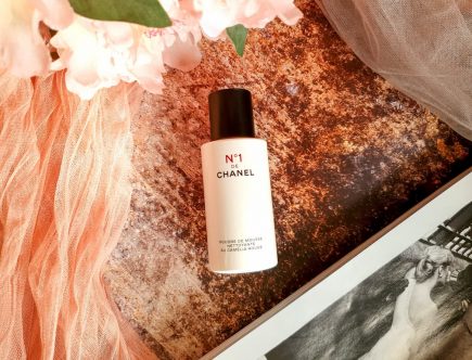 un visage purifié avec la Poudre de Mousse Nettoyante au Camélia Rouge Chanel