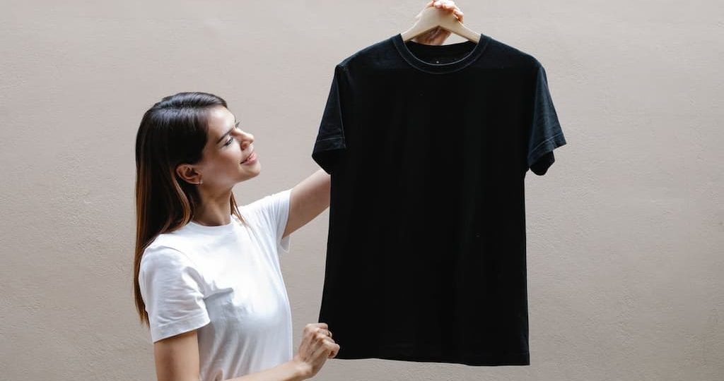 le tee-shirt uni, une pièce indispensable du dressing féminin