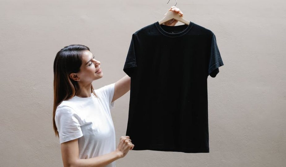 le tee-shirt uni, une pièce indispensable du dressing féminin