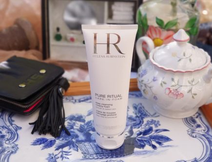 nettoyer son visage en profondeur avec la crème de mousse Helena Rubinstein