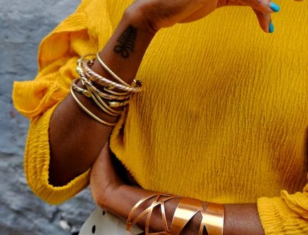 Femme avec des bijoux en or