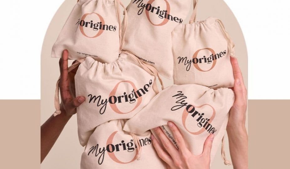 Mains tenant des pochons en tissu éco-responsable logotés MyOrigines