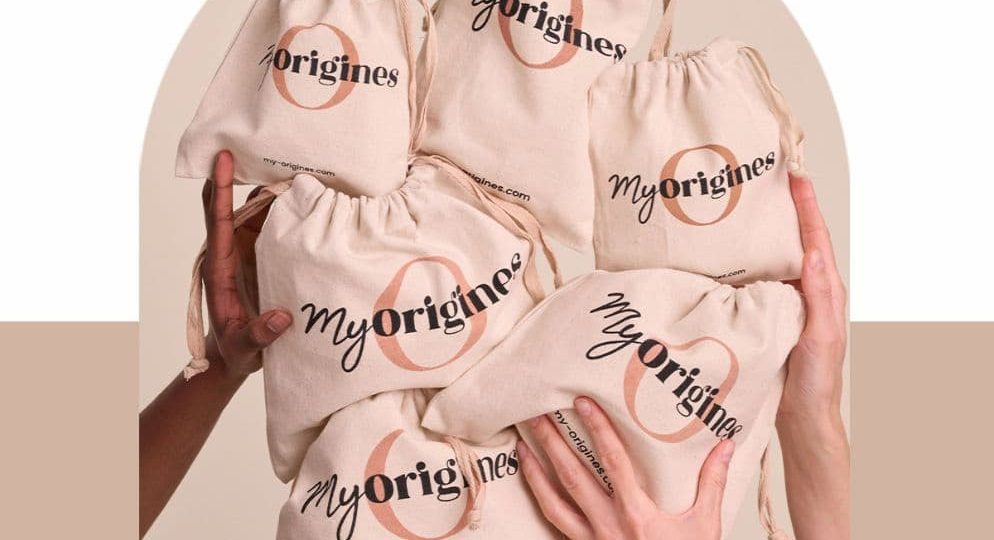 Mains tenant des pochons en tissu éco-responsable logotés MyOrigines