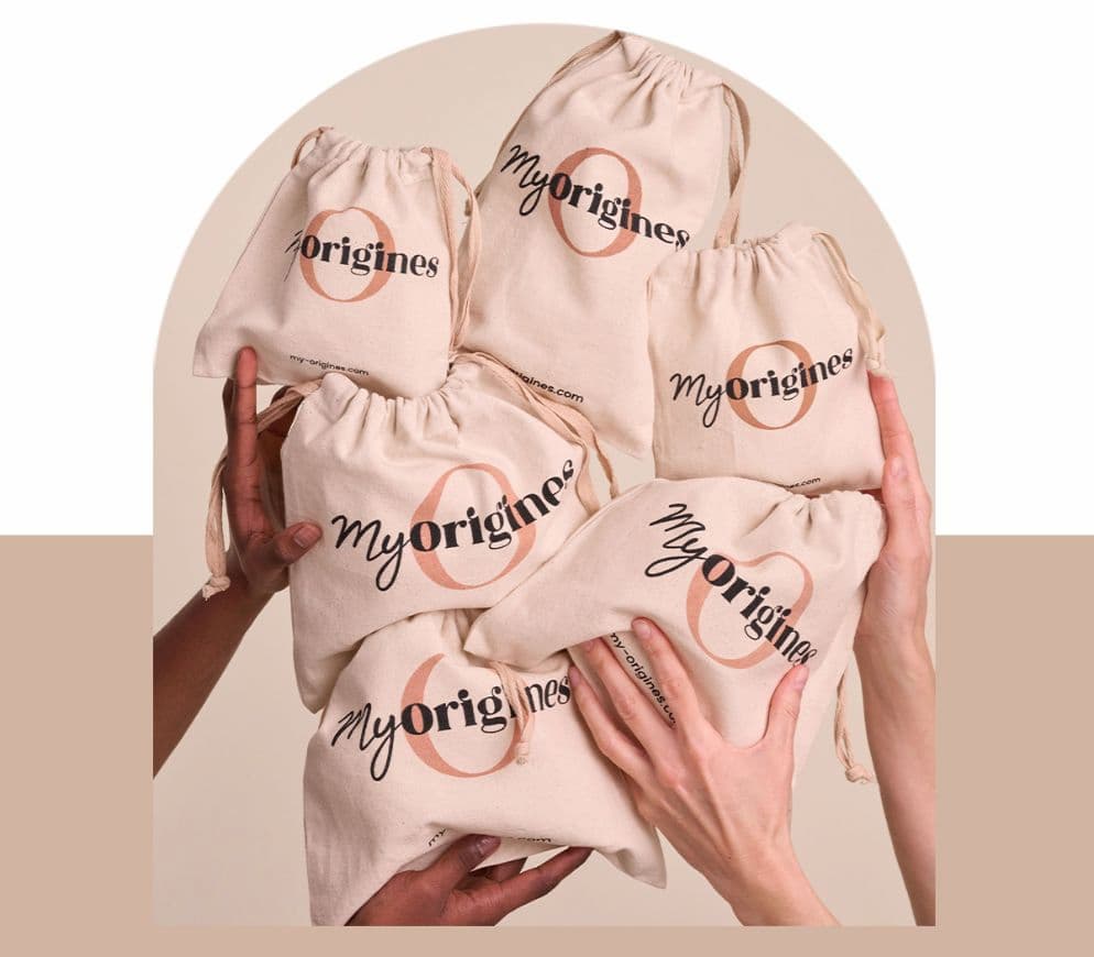 Mains tenant des pochons en tissu éco-responsable logotés MyOrigines