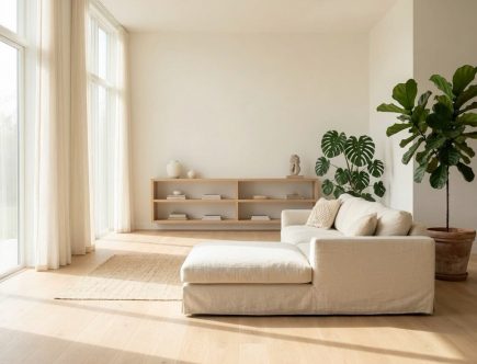 Salon minimaliste et lumineux avec décoration bohème chic, illustrant un intérieur serein et bien rangé.