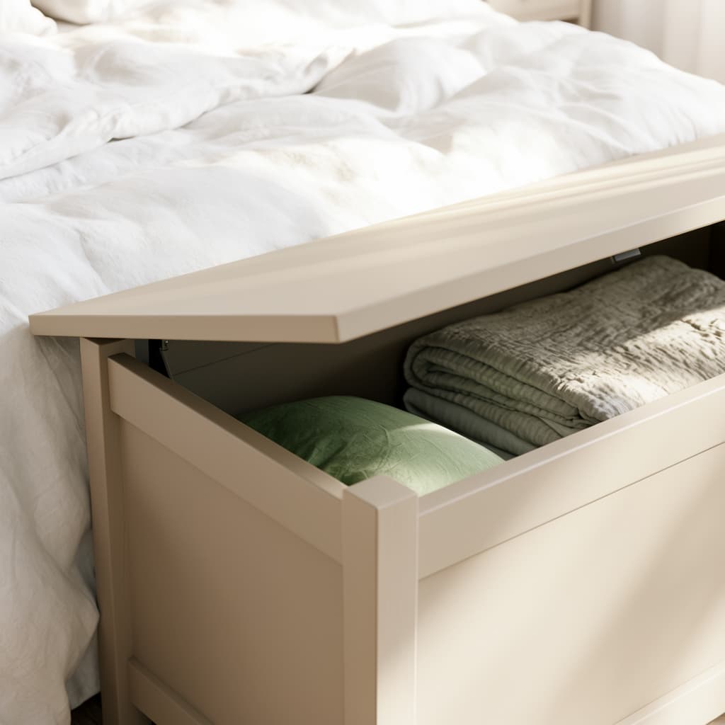 Banc de rangement multifonction en bois au pied d'un lit dans une chambre lumineuse.
