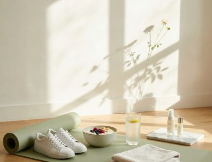 Espace bien-être lumineux avec tapis de sport, encas protéiné et soins beauté pour favoriser la récupération après 40 ans
