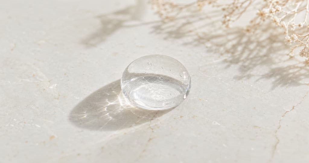 Texture fluide et transparente d'une goutte de sérum à l'acide hyaluronique