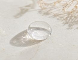 Texture fluide et transparente d'une goutte de sérum à l'acide hyaluronique
